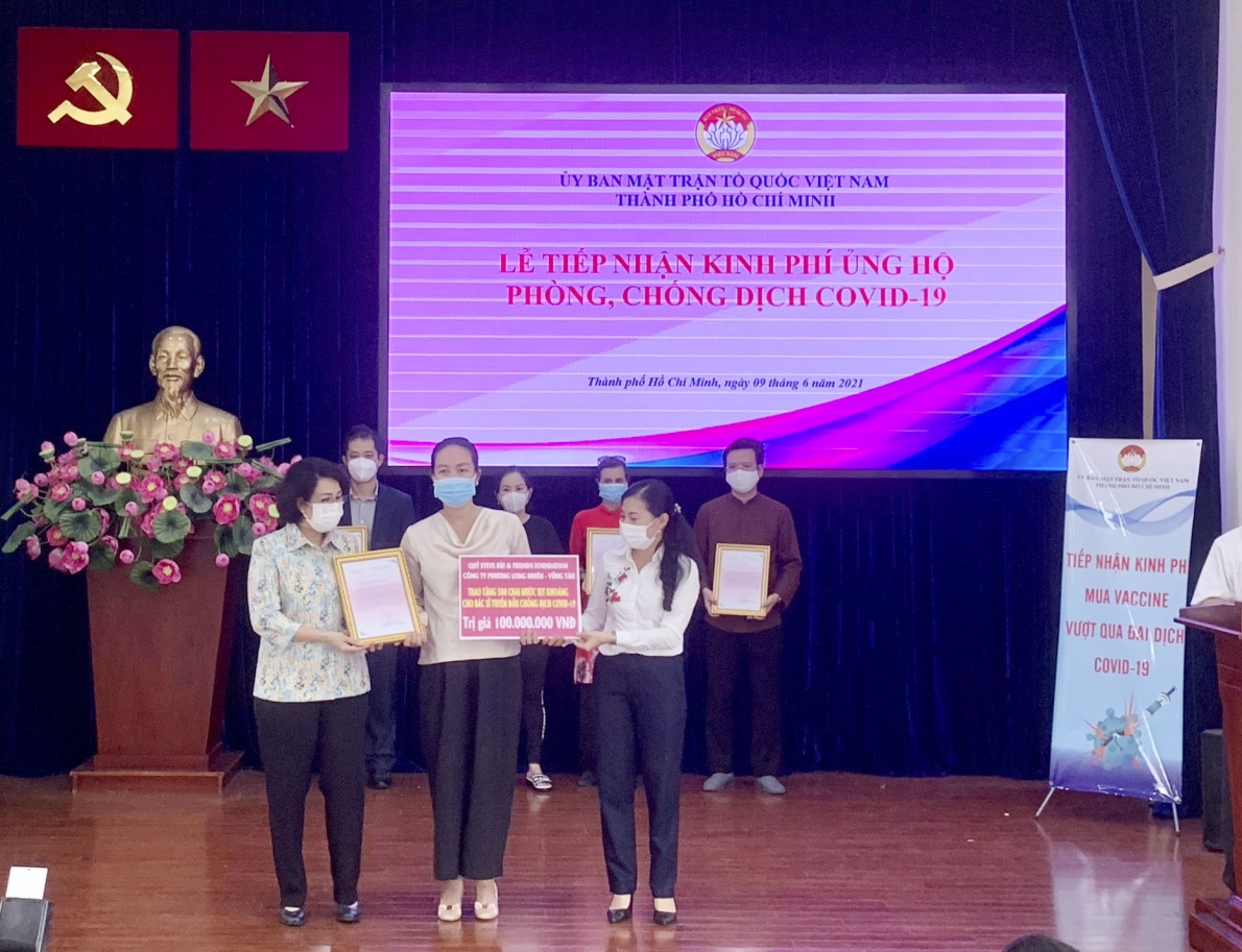 Doanh nhân kiều bào tiếp tục “tiếp lửa” với lực lượng phòng dịch Covid-19