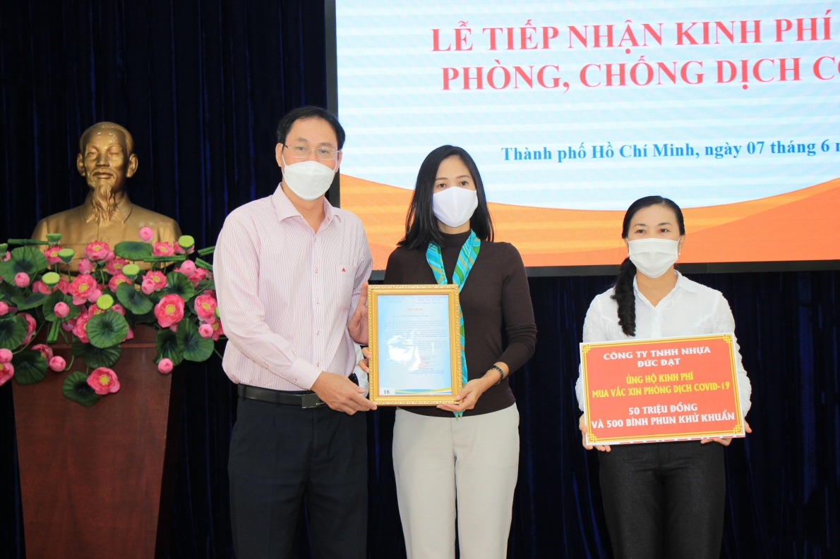 Doanh nhân kiều bào tiếp tục “tiếp lửa” với lực lượng phòng dịch Covid-19