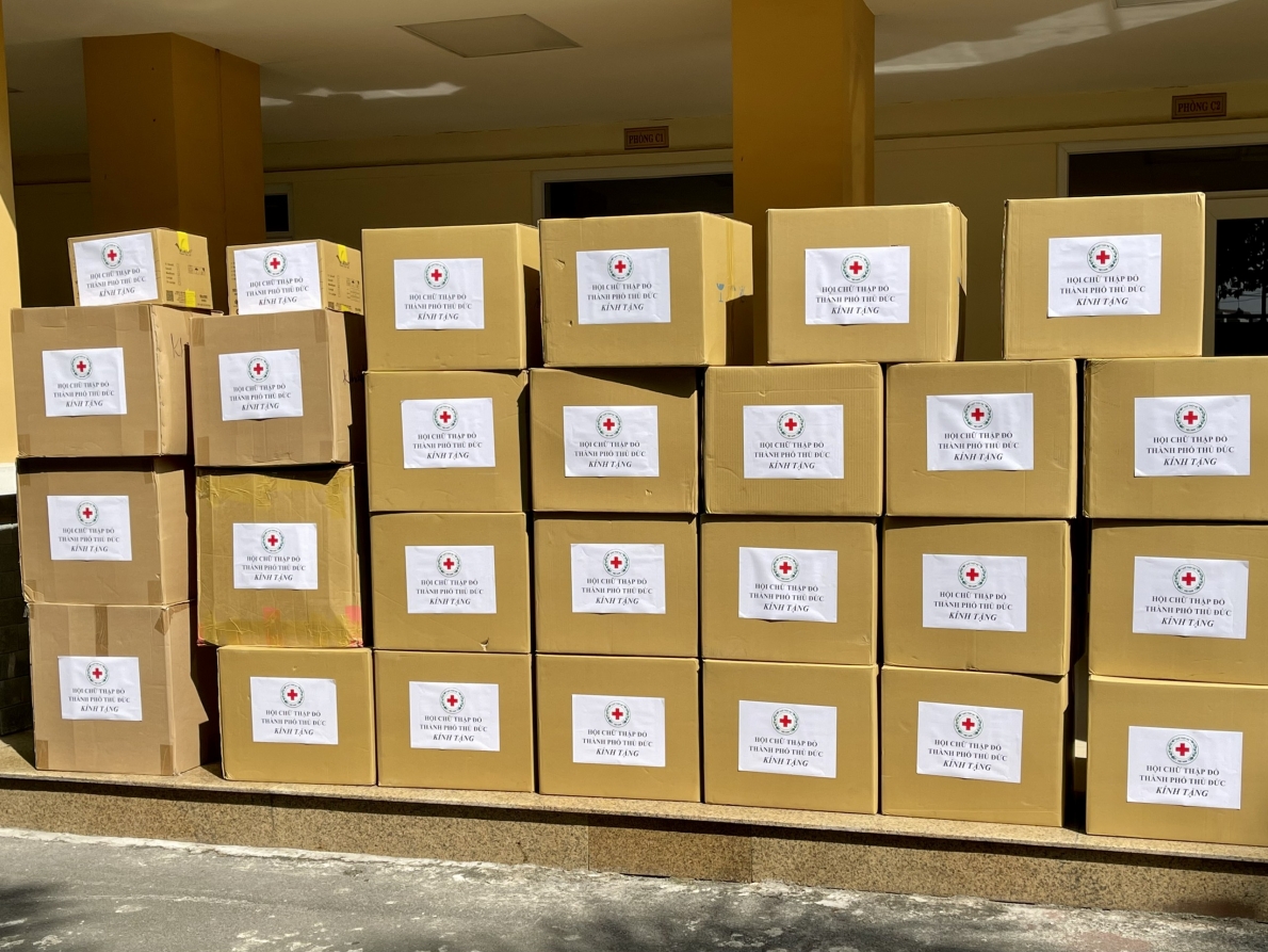 Hội Chữ thập đỏ TP Thủ Đức, TP Hồ Chí Minh: Trao tặng trang thiết bị y tế cho Ban chỉ đạo phòng chống dịch Covid-19