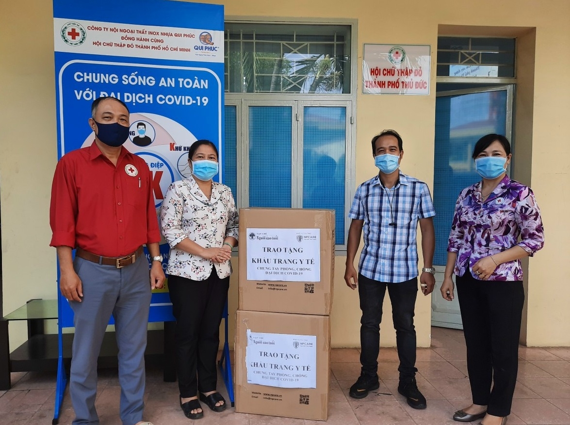 Hội Chữ thập đỏ TP Thủ Đức, TP Hồ Chí Minh: Trao tặng trang thiết bị y tế cho Ban chỉ đạo phòng chống dịch Covid-19