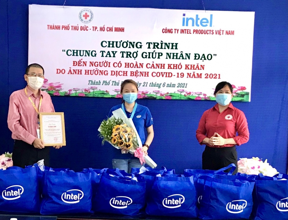 Hội Chữ thập đỏ TP Thủ Đức: “Chung tay trợ giúp nhân đạo” đến người dân có hoàn cảnh khó khăn do ảnh hưởng dịch bệnh Covid-19