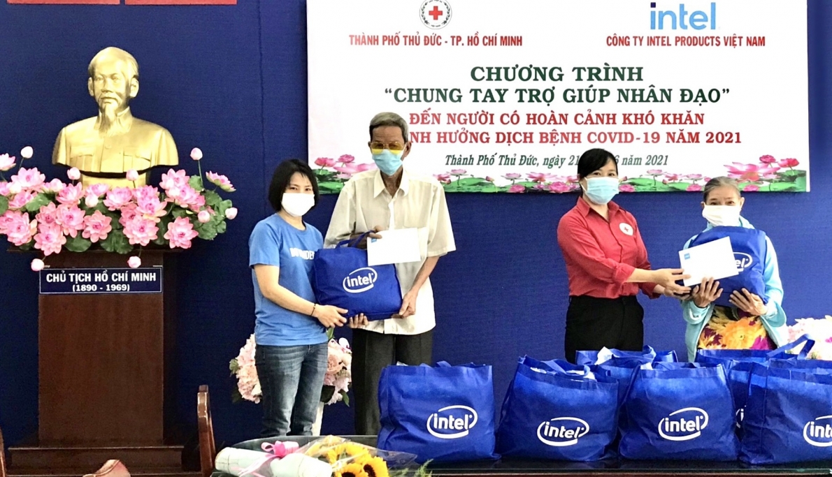 Hội Chữ thập đỏ TP Thủ Đức: “Chung tay trợ giúp nhân đạo” đến người dân có hoàn cảnh khó khăn do ảnh hưởng dịch bệnh Covid-19