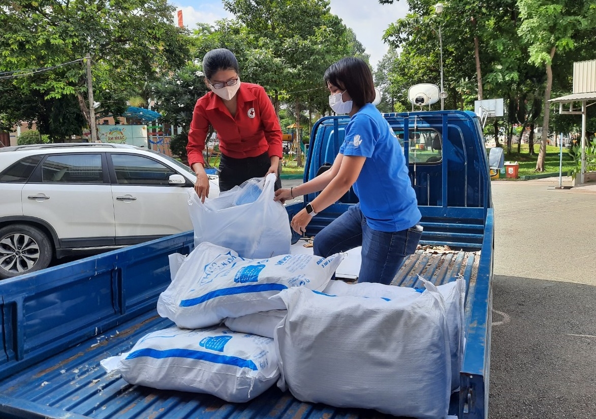 Hội Chữ thập đỏ TP Thủ Đức: “Chung tay trợ giúp nhân đạo” đến người dân có hoàn cảnh khó khăn do ảnh hưởng dịch bệnh Covid-19