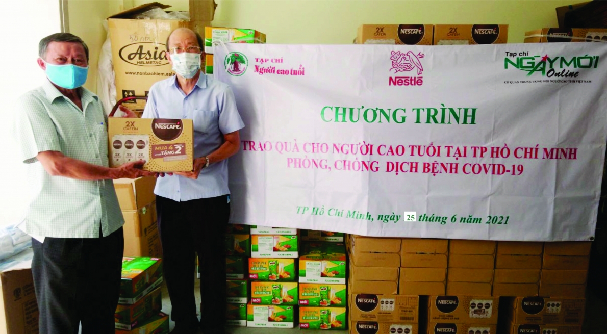 Công ty TNHH Nestlé Việt Nam và nhà hảo tâm tặng quà người cao tuổi tại TP. Hồ Chí Minh phòng, chống dịch bệnh Covid-19