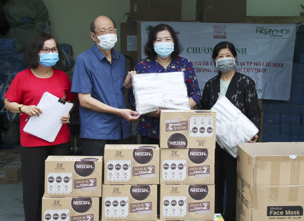 Công ty TNHH Nestlé Việt Nam và nhà hảo tâm tặng quà người cao tuổi tại TP. Hồ Chí Minh phòng, chống dịch bệnh Covid-19