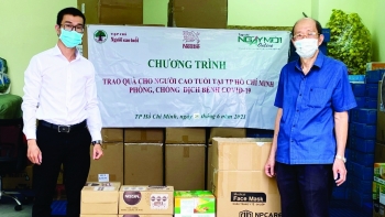 Công ty TNHH Nestlé Việt Nam và nhà hảo tâm tặng quà người cao tuổi tại TP. Hồ Chí Minh phòng, chống dịch bệnh Covid-19