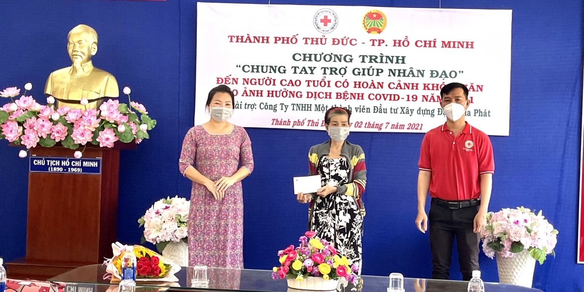 Tặng quà cho người cao tuổi có hoàn cảnh khó khăn do ảnh hưởng dịch Covid-19 Tặng quà cho người cao tuổi có hoàn cảnh khó khăn do ảnh hưởng dịch Covid-19