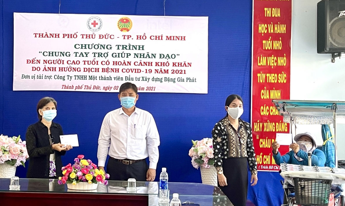 Tặng quà cho người cao tuổi có hoàn cảnh khó khăn do ảnh hưởng dịch Covid-19 Tặng quà cho người cao tuổi có hoàn cảnh khó khăn do ảnh hưởng dịch Covid-19
