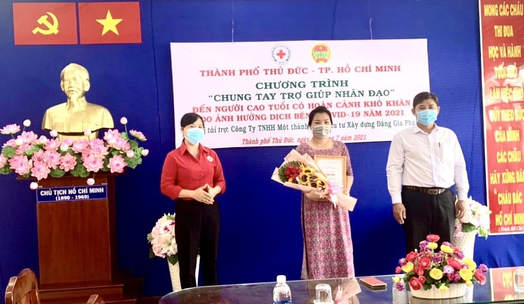 Tặng quà cho người cao tuổi có hoàn cảnh khó khăn do ảnh hưởng dịch Covid-19 Tặng quà cho người cao tuổi có hoàn cảnh khó khăn do ảnh hưởng dịch Covid-19