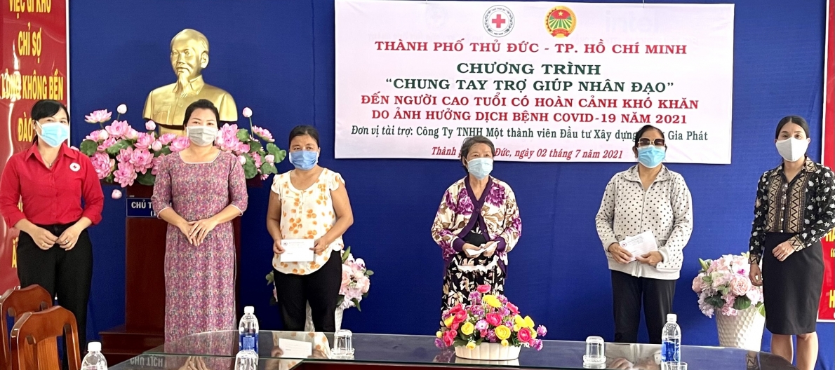 Tặng quà cho người cao tuổi có hoàn cảnh khó khăn do ảnh hưởng dịch Covid-19 Tặng quà cho người cao tuổi có hoàn cảnh khó khăn do ảnh hưởng dịch Covid-19