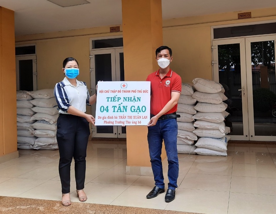 Tiếp nhận và trao 4 tấn gạo đến các khu vực bị cách ly, phong tỏa do ảnh hưởng dịch Covid-19