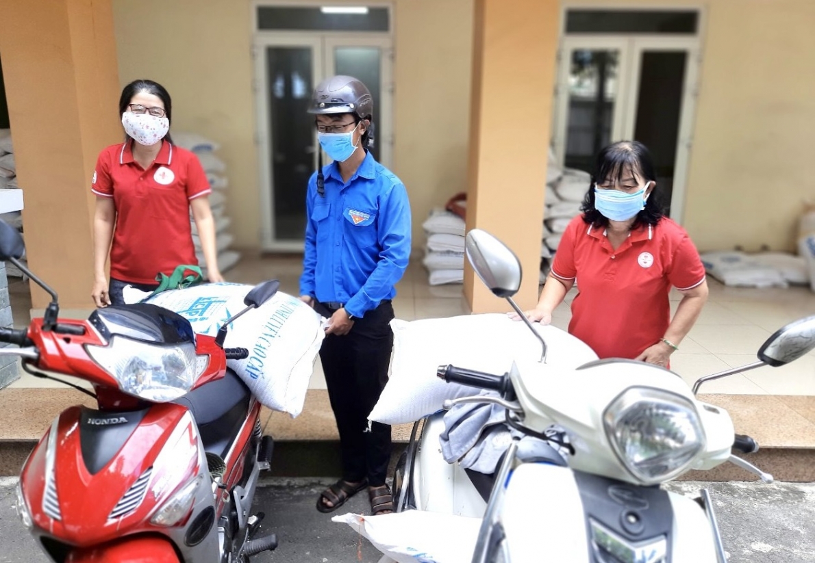 Tiếp nhận và trao 4 tấn gạo đến các khu vực bị cách ly, phong tỏa do ảnh hưởng dịch Covid-19