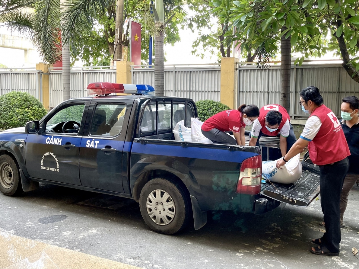 Tiếp nhận và trao 4 tấn gạo đến các khu vực bị cách ly, phong tỏa do ảnh hưởng dịch Covid-19