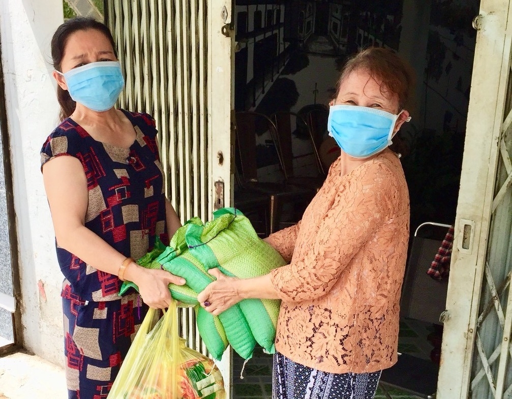 Video: Trao tặng gạo và khẩu trang y tế đến người cao tuổi trong khu phong tỏa Video: Trao tặng gạo và khẩu trang y tế đến người cao tuổi trong khu phong tỏa
