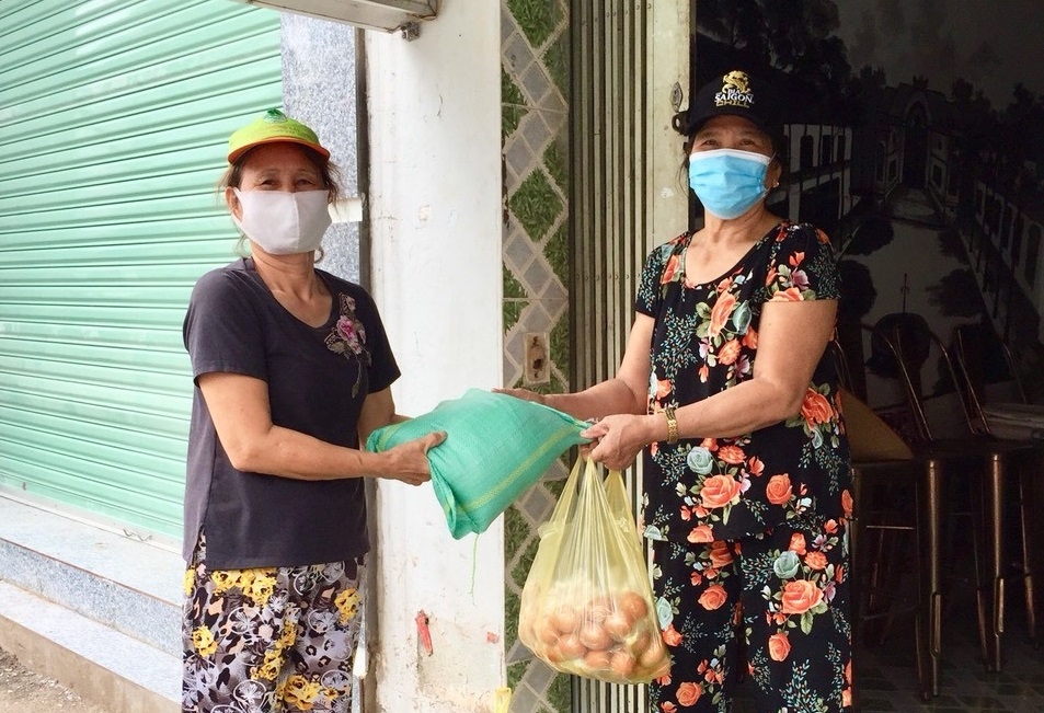 Video: Trao tặng gạo và khẩu trang y tế đến người cao tuổi trong khu phong tỏa