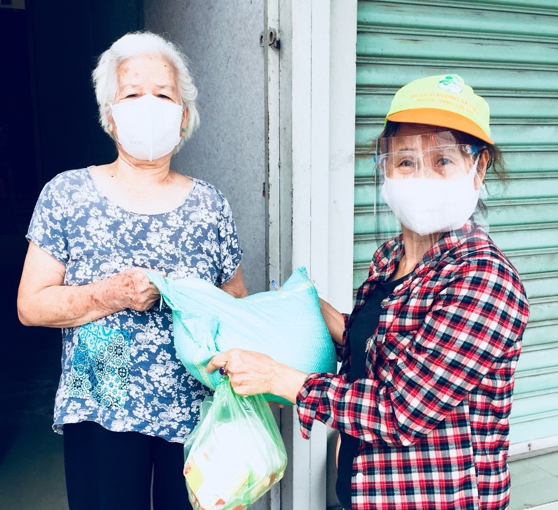 Video: Trao tặng gạo và khẩu trang y tế đến người cao tuổi trong khu phong tỏa