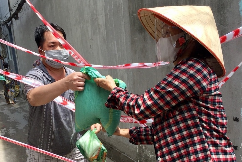 Video: Trao tặng gạo và khẩu trang y tế đến người cao tuổi trong khu phong tỏa
