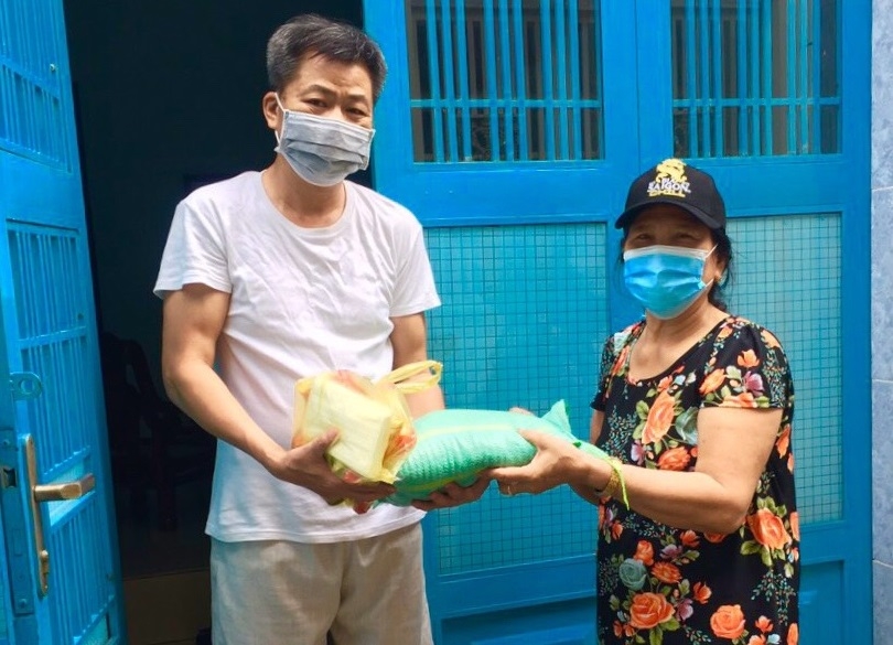 Video: Trao tặng gạo và khẩu trang y tế đến người cao tuổi trong khu phong tỏa