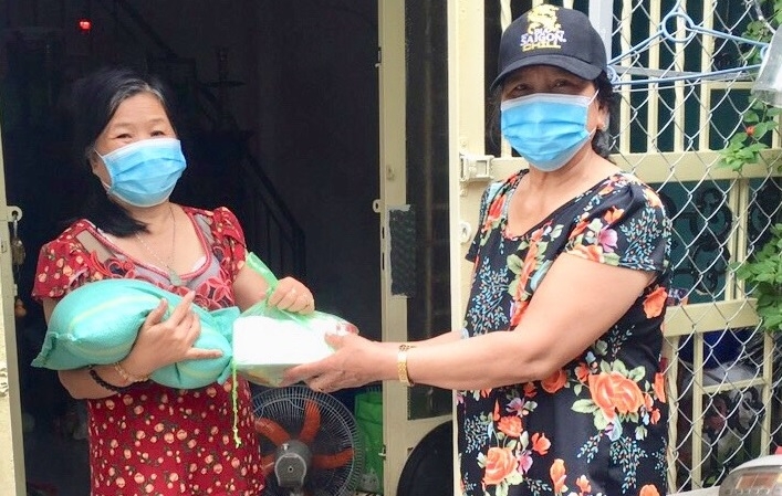 Video: Trao tặng gạo và khẩu trang y tế đến người cao tuổi trong khu phong tỏa