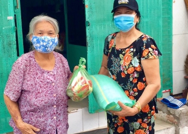 Video: Trao tặng gạo và khẩu trang y tế đến người cao tuổi trong khu phong tỏa