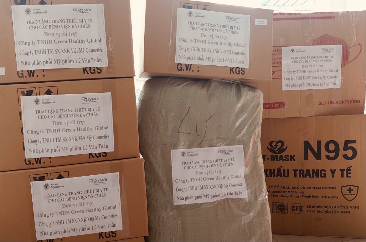 Trao tặng trang thiết bị y tế cho các bệnh viện dã chiến điều trị bệnh nhân Covid-19