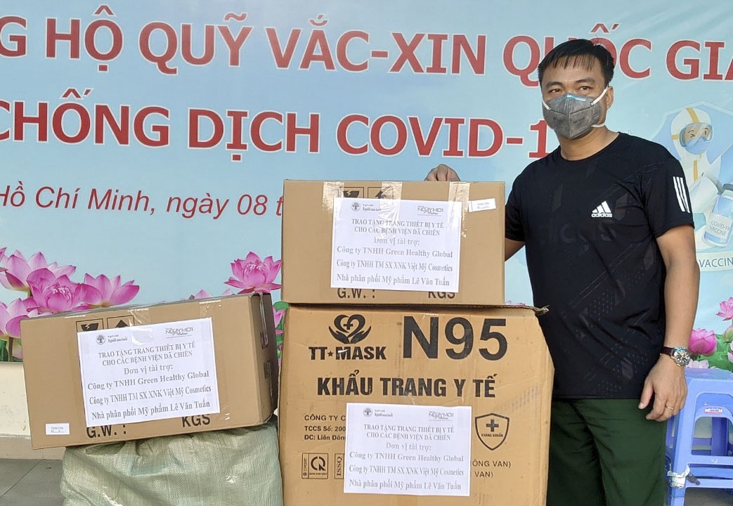 Trao tặng trang thiết bị y tế cho các bệnh viện dã chiến điều trị bệnh nhân Covid-19