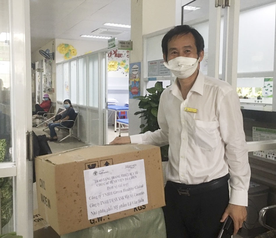 Trao tặng trang thiết bị y tế cho các bệnh viện dã chiến điều trị bệnh nhân Covid-19