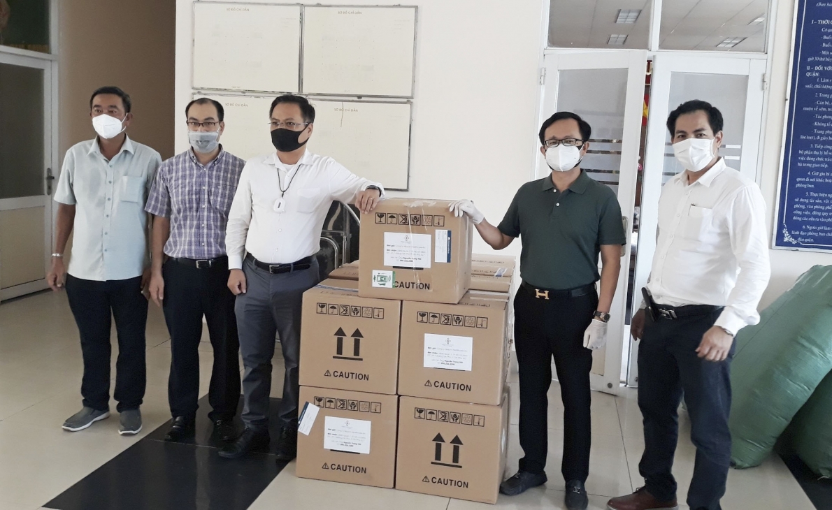 Kiều bào trao tặng 30.000 khẩu trang N95 cho các đơn vị tuyến đầu phòng chống dịch Covid-19