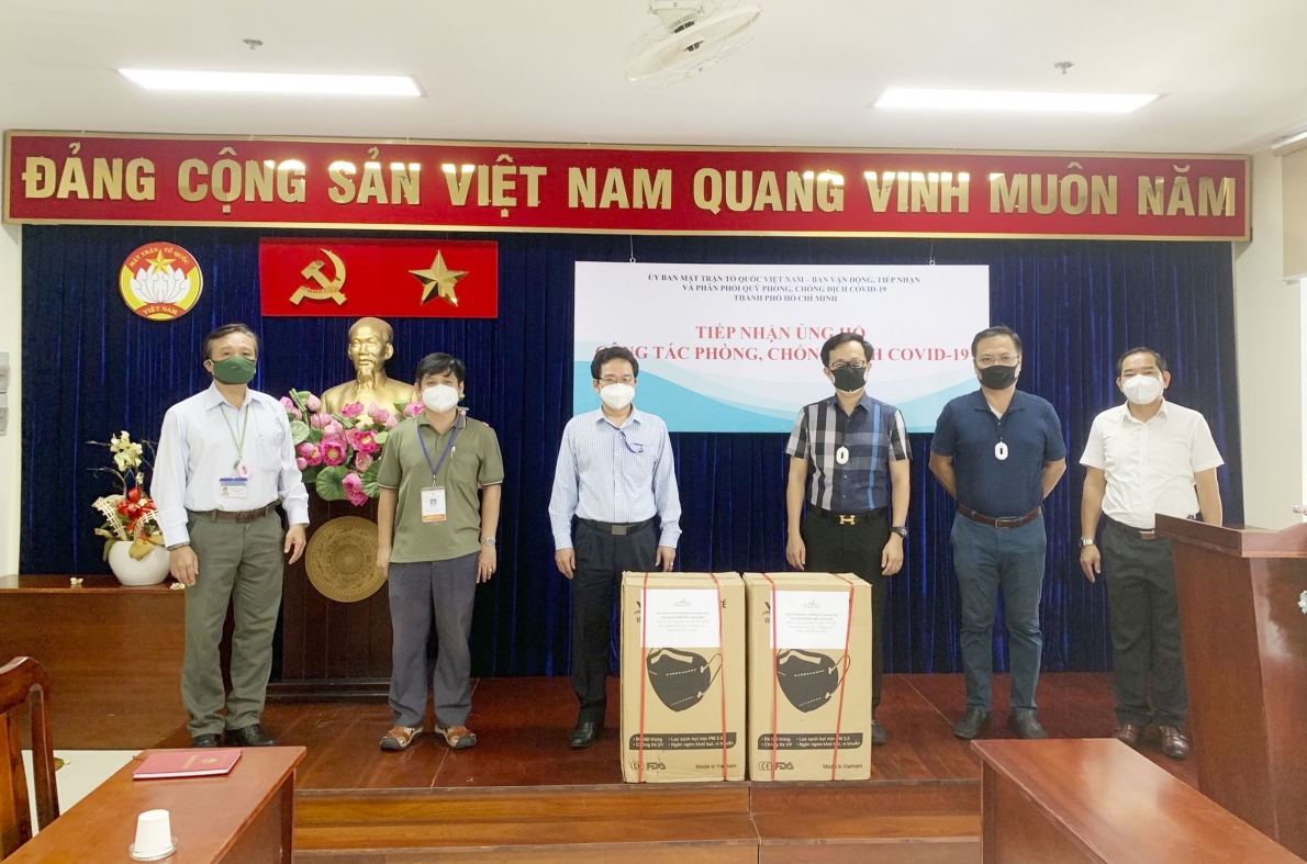 Kiều bào trao tặng 30.000 khẩu trang N95 cho các đơn vị tuyến đầu phòng chống dịch Covid-19