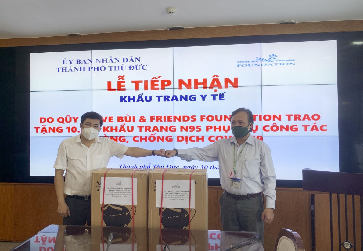 Kiều bào trao tặng 30.000 khẩu trang N95 cho các đơn vị tuyến đầu phòng chống dịch Covid-19