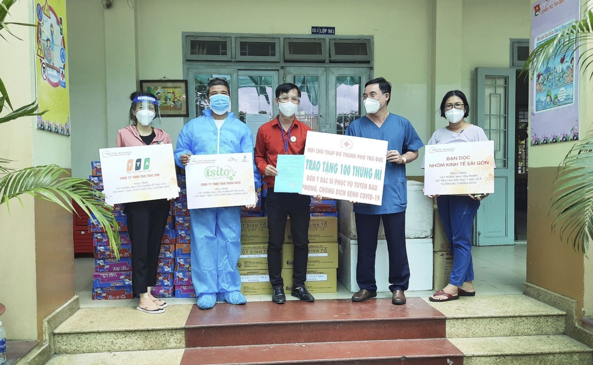 Hội CTĐ TP Thủ Đức, TP Hồ Chí Minh: Trao tặng vật tư y tế cho tuyến đầu điều trị bệnh nhân Covid-19