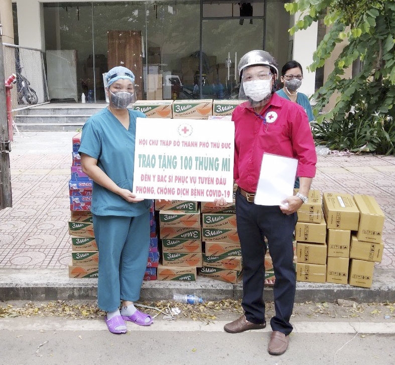 Hội CTĐ TP Thủ Đức, TP Hồ Chí Minh: Trao tặng vật tư y tế cho tuyến đầu điều trị bệnh nhân Covid-19