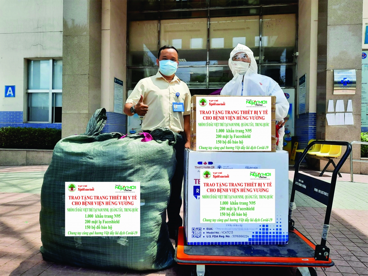 Nhóm cô dâu Việt tại Quảng Tây (Trung Quốc) trao tặng trang thiết bị y tế cho Bệnh viện Hùng Vương điều trị bệnh nhân Covid-19