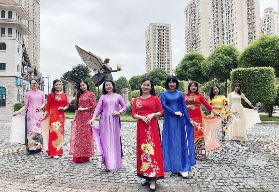 Nhóm cô dâu Việt tại Quảng Tây (Trung Quốc) trao tặng trang thiết bị y tế cho Bệnh viện Hùng Vương điều trị bệnh nhân Covid-19