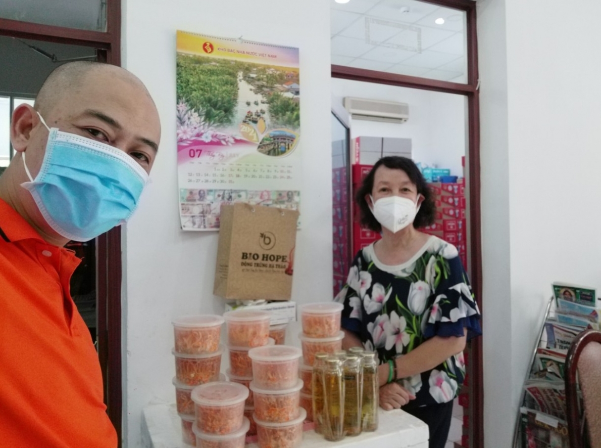 Trao tặng 2.000 hộp đông trùng hạ thảo tươi đến NCT trên địa bàn TP Hồ Chí Minh