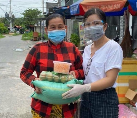 Trao tặng 2.000 hộp đông trùng hạ thảo tươi đến NCT trên địa bàn TP Hồ Chí Minh