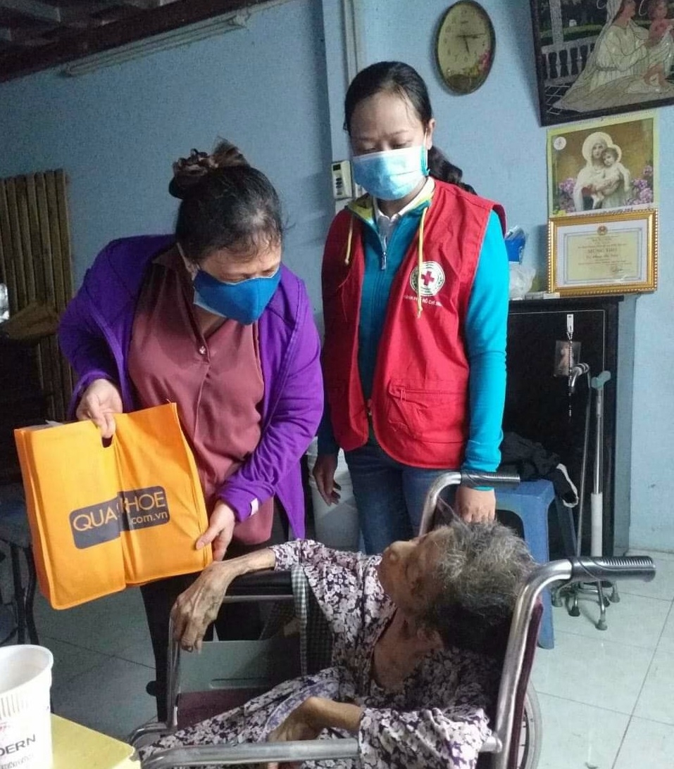 Trao tặng 2.000 hộp đông trùng hạ thảo tươi đến NCT trên địa bàn TP Hồ Chí Minh