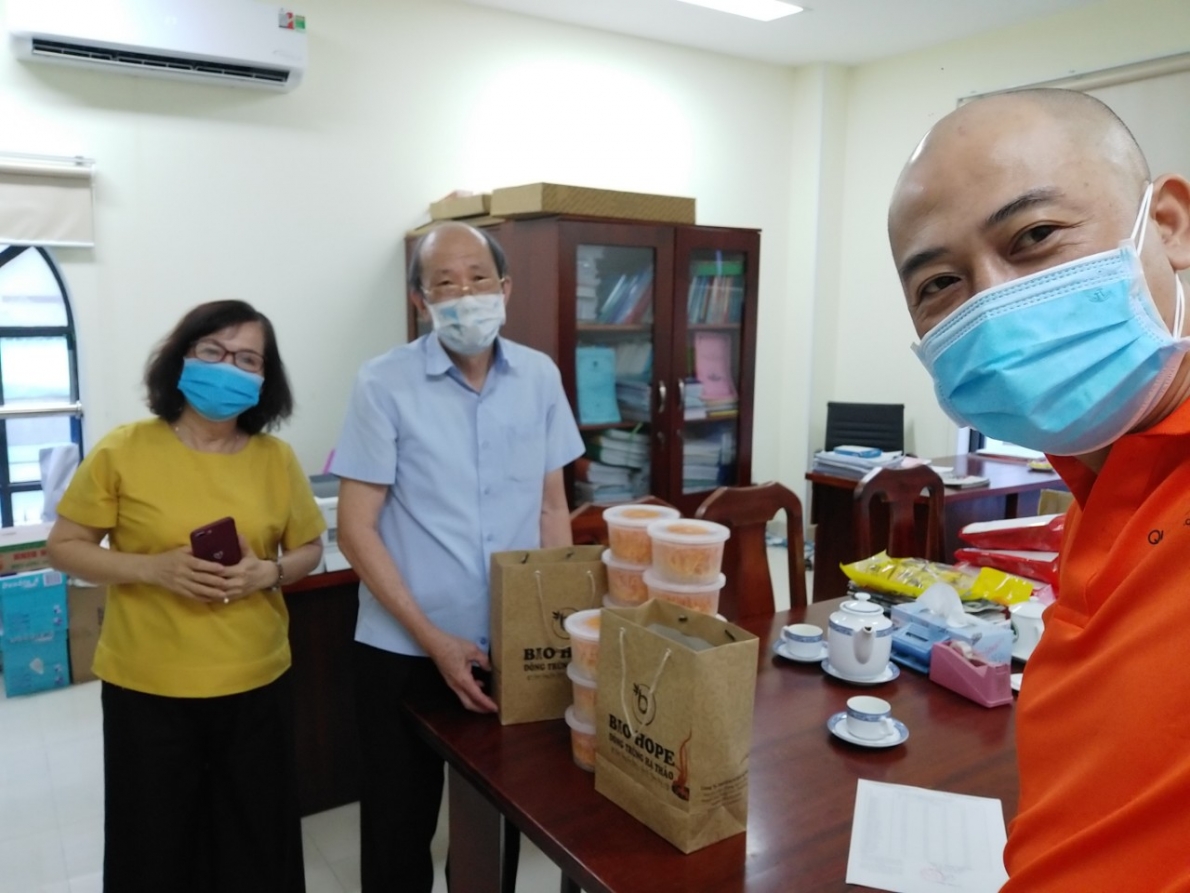 Trao tặng 2.000 hộp đông trùng hạ thảo tươi đến NCT trên địa bàn TP Hồ Chí Minh