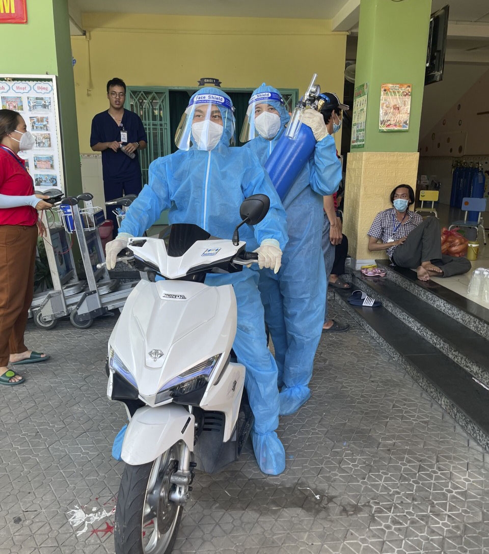Quận 7, TP Hồ Chí Minh: Trao tặng bình oxy, đồng hồ, máy SpO2 cho Tổ Y tế cộng đồng