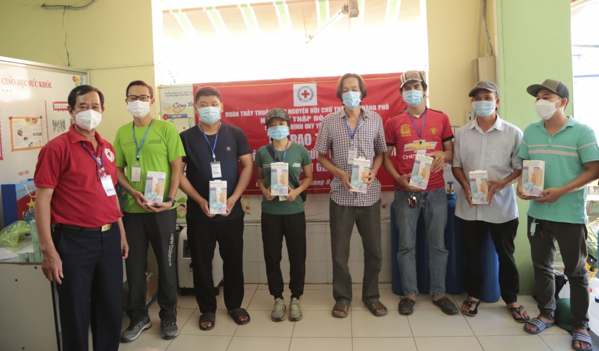 Quận 7, TP Hồ Chí Minh: Trao tặng bình oxy, đồng hồ, máy SpO2 cho Tổ Y tế cộng đồng