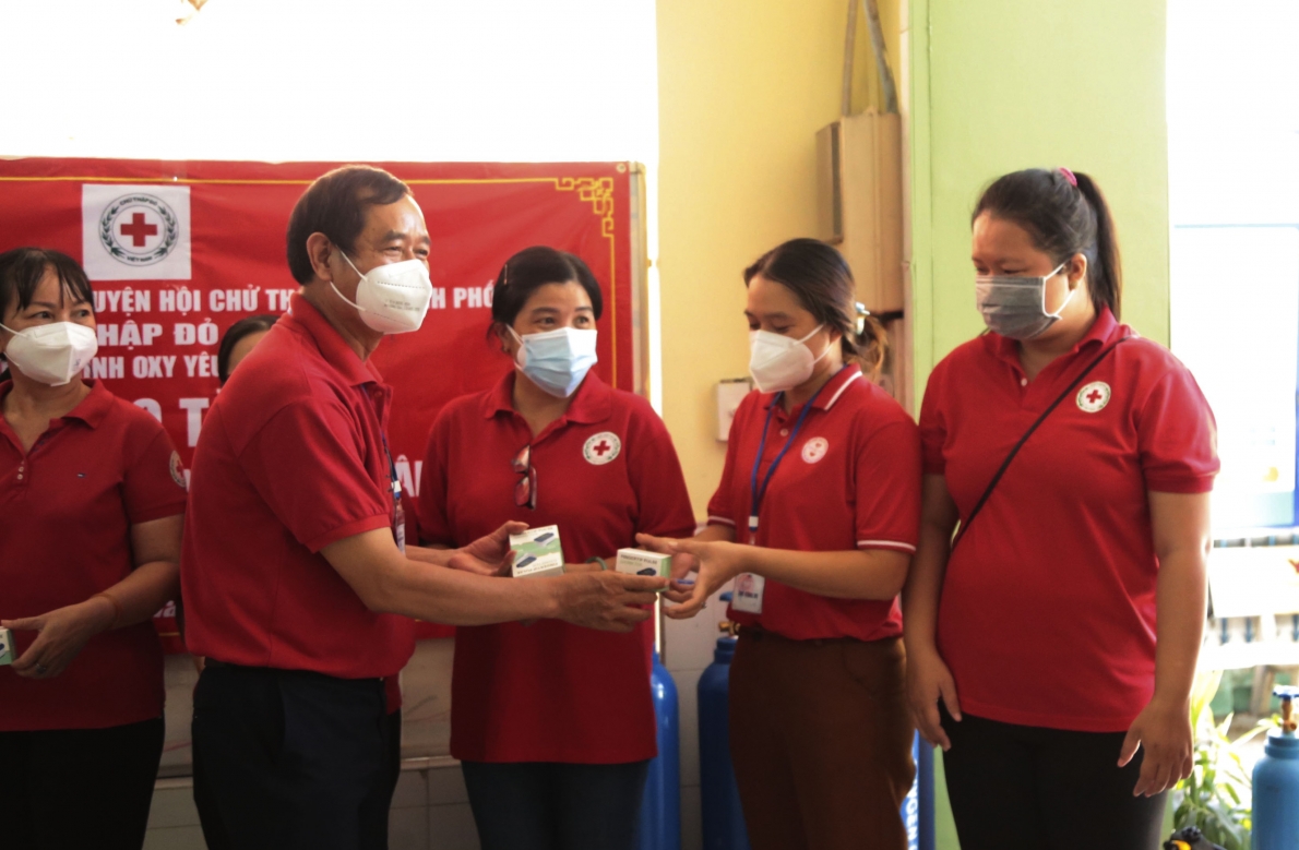 Quận 7, TP Hồ Chí Minh: Trao tặng bình oxy, đồng hồ, máy SpO2 cho Tổ Y tế cộng đồng