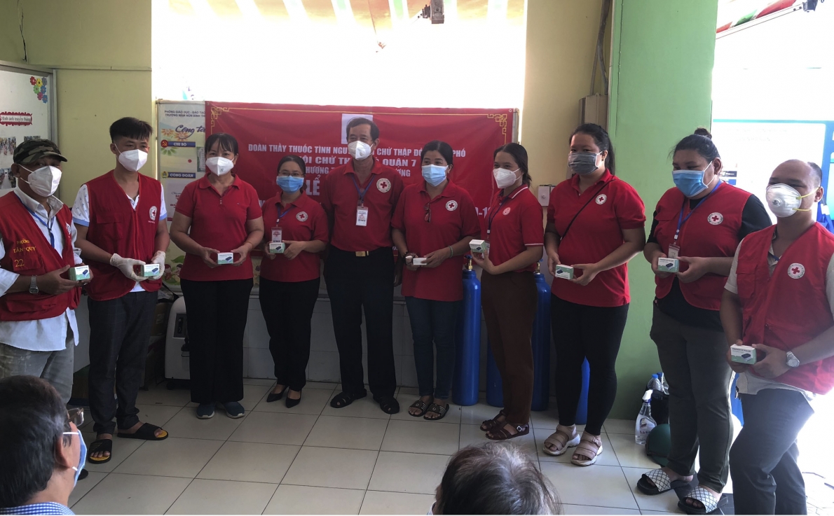 Quận 7, TP Hồ Chí Minh: Trao tặng bình oxy, đồng hồ, máy SpO2 cho Tổ Y tế cộng đồng