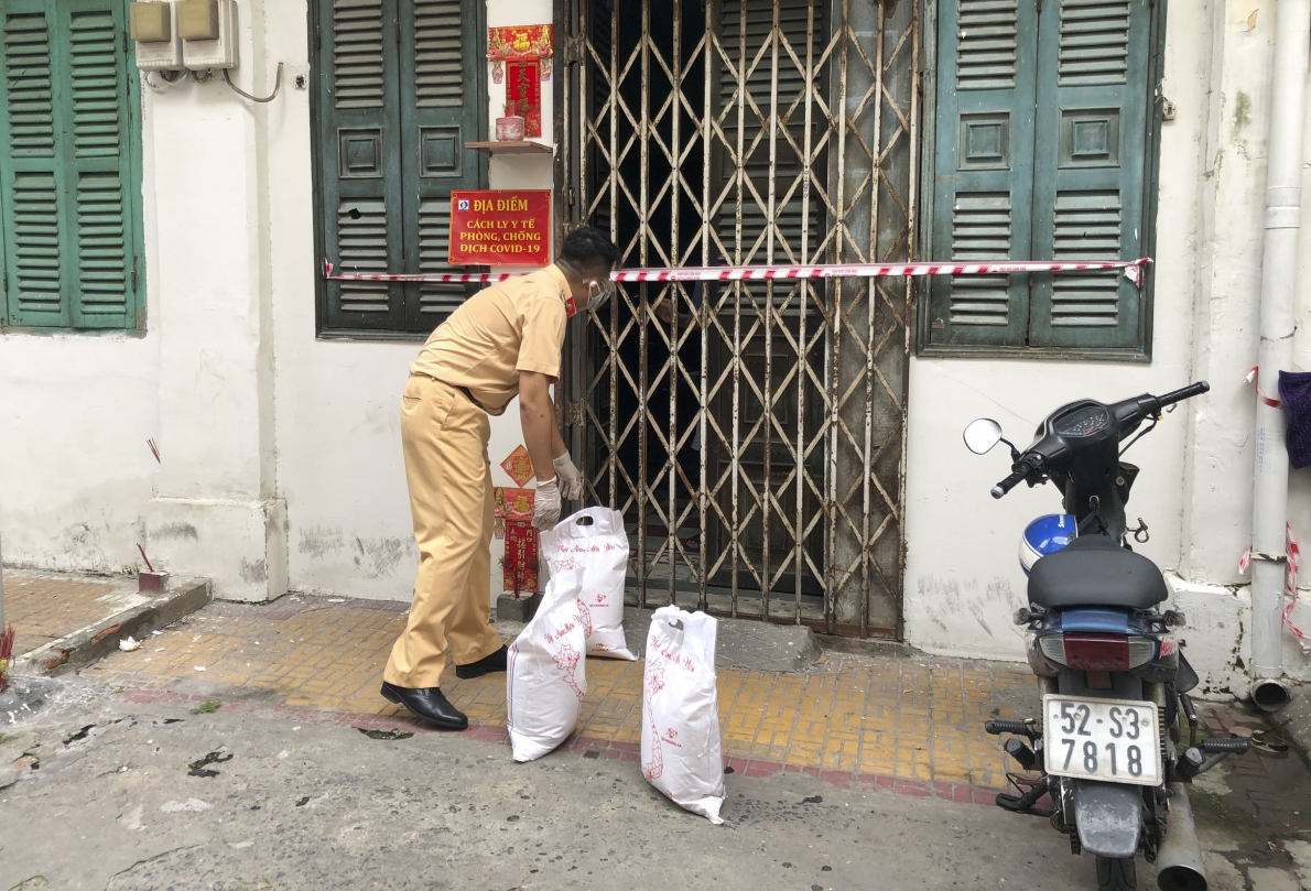 TP Hồ Chí Minh: Đội CSGT Chợ Lớn trao tặng 1.000 kg gạo cho người dân trong khu phong tỏa