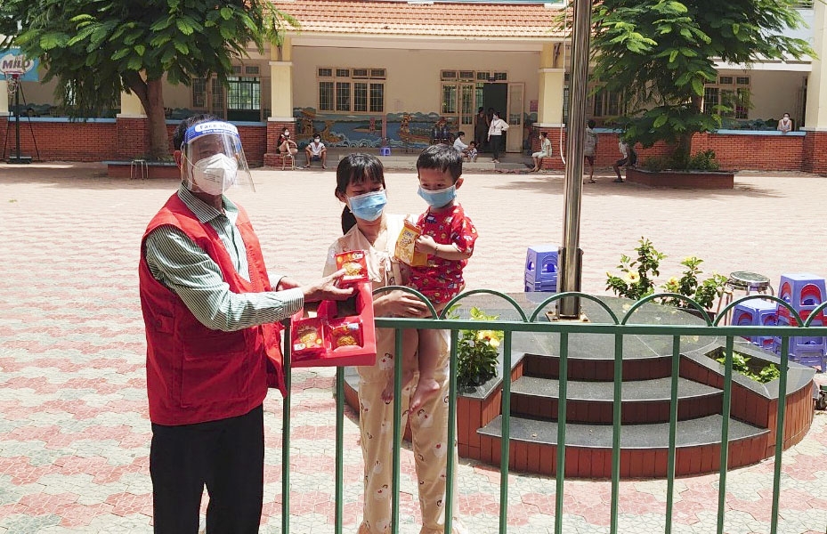 Trao tặng bánh Trung thu cho tuyến đầu chống dịch, thiếu nhi khó khăn
