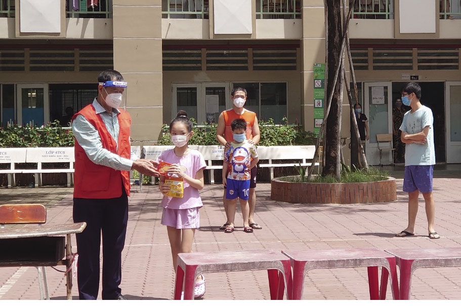 Trao tặng bánh Trung thu cho tuyến đầu chống dịch, thiếu nhi khó khăn