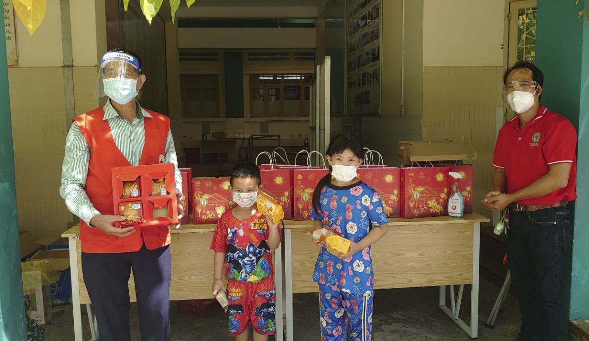 Trao tặng bánh Trung thu cho tuyến đầu chống dịch, thiếu nhi khó khăn