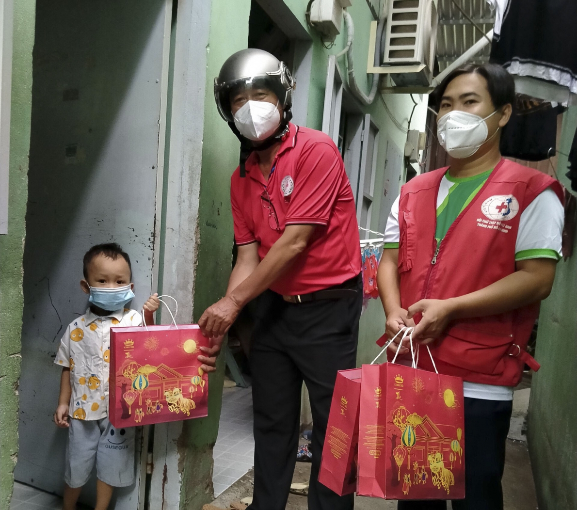 Trao tặng bánh Trung thu cho tuyến đầu chống dịch, thiếu nhi khó khăn