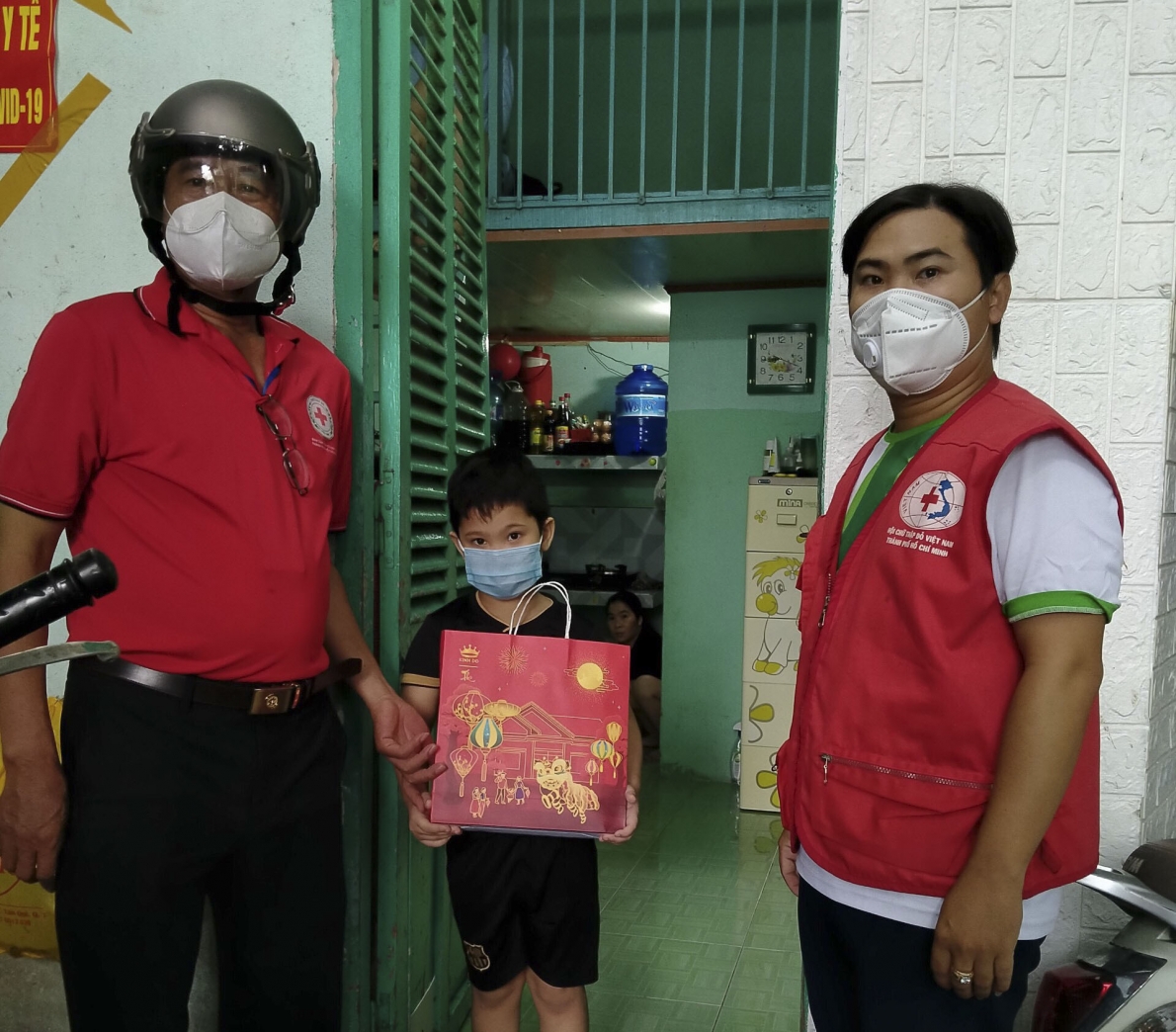 Trao tặng bánh Trung thu cho tuyến đầu chống dịch, thiếu nhi khó khăn