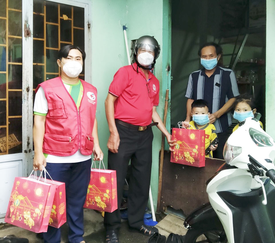 Trao tặng bánh Trung thu cho tuyến đầu chống dịch, thiếu nhi khó khăn