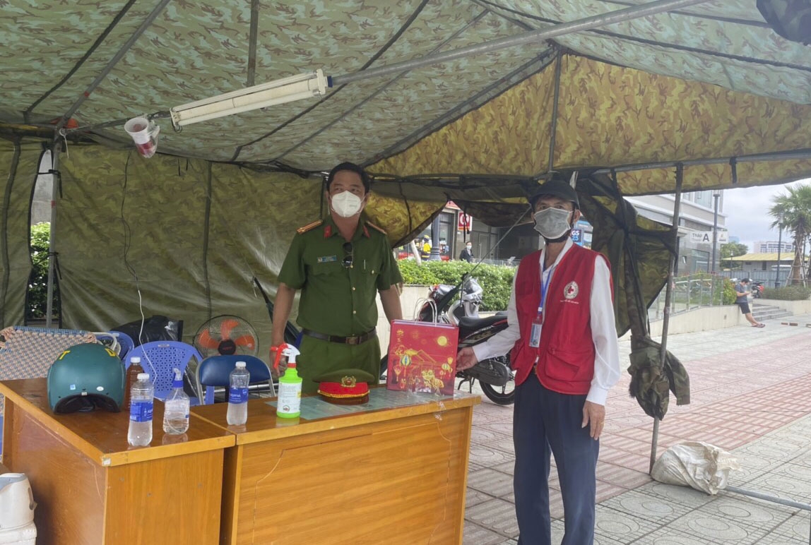 Trao tặng bánh Trung thu cho tuyến đầu chống dịch, thiếu nhi khó khăn